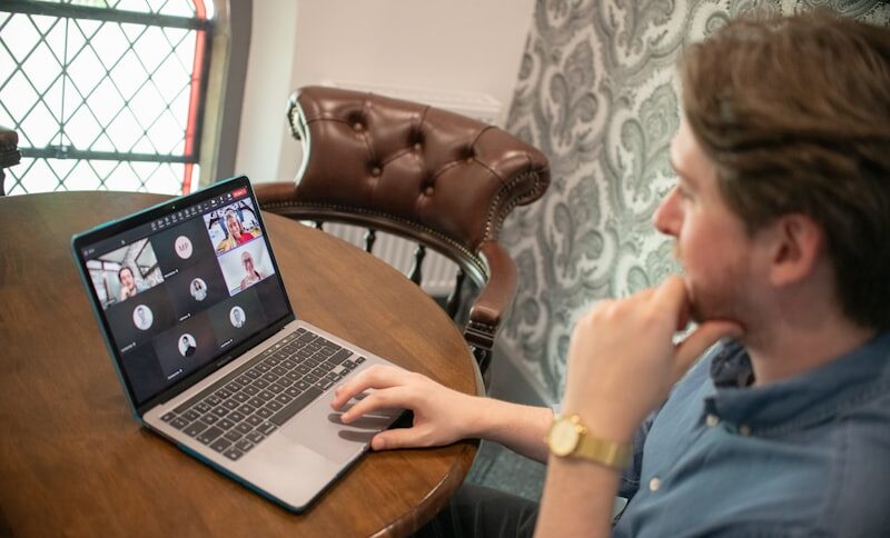 Leader managing a remote team virtually
